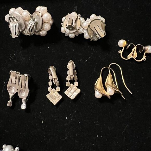 Vtg 5 Clip Earrings 1 wire. 11 One piece Earrings few miscl pearls & rhinestones - Picture 3 of 8